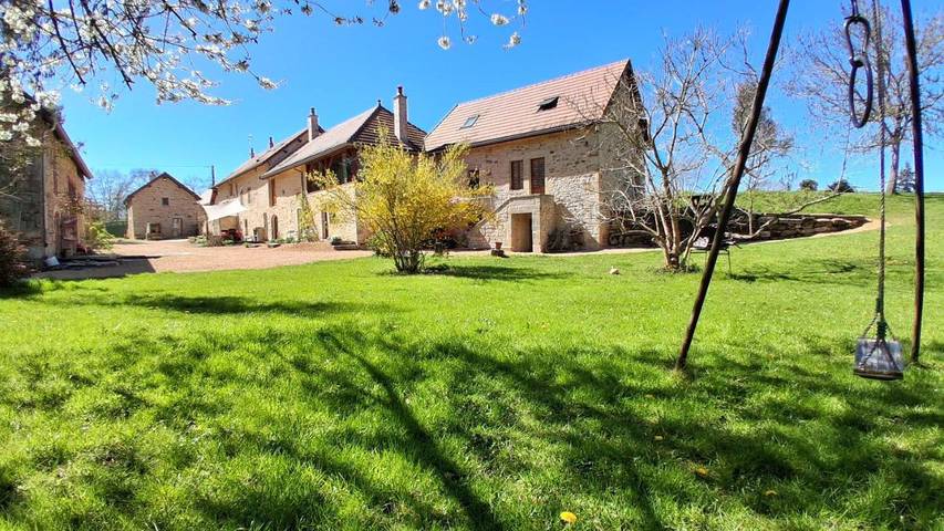 Location de vacances pour 7 personnes, avec jardin et vue, adapté aux familles à Antully