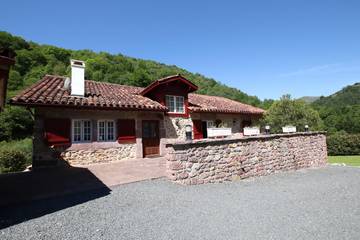 Gîte pour 8 personnes, avec terrasse et jardin à Saint-Étienne-de-Baïgorry