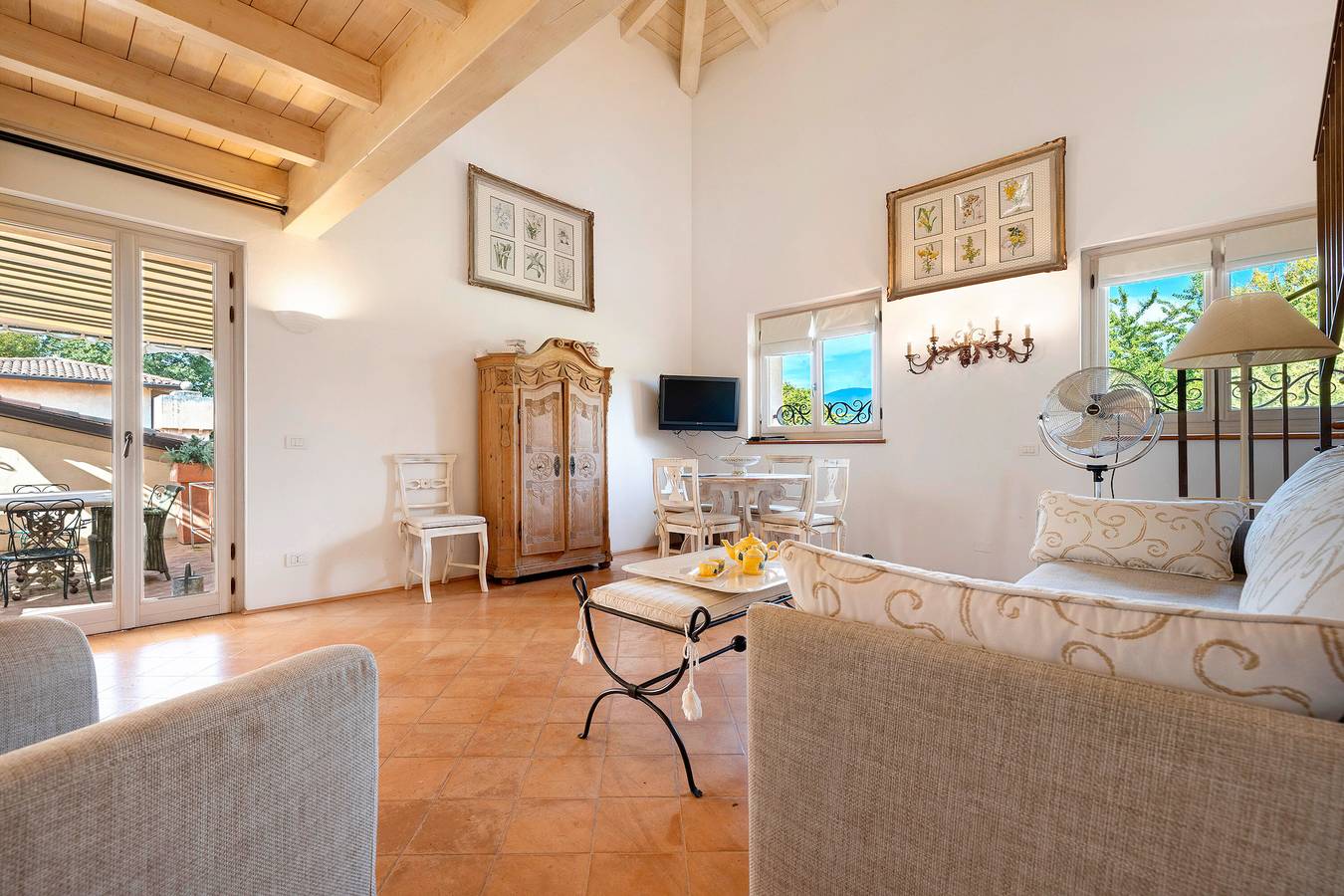 Appartamento intero, Appartamento 'Superior Diamante' con piscina condivisa, Wi-Fi e aria condizionata in Puegnago del Garda, Prealpi Gardesane