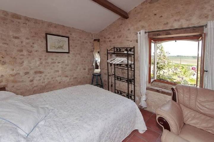 Gîte pour 15 personnes, avec terrasse et jardin dans Baignes - 4