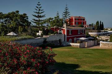Hôtel pour 2 personnes, avec terrasse et piscine ainsi que vue et jardin à Es Castell