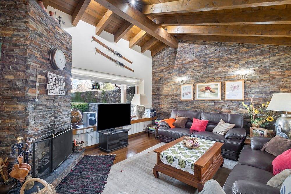 Holiday Home 'Jose' with Mountain View, Shared Pool and Wi-Fi in Bellver de Cerdanya, Catalan Pyrenees