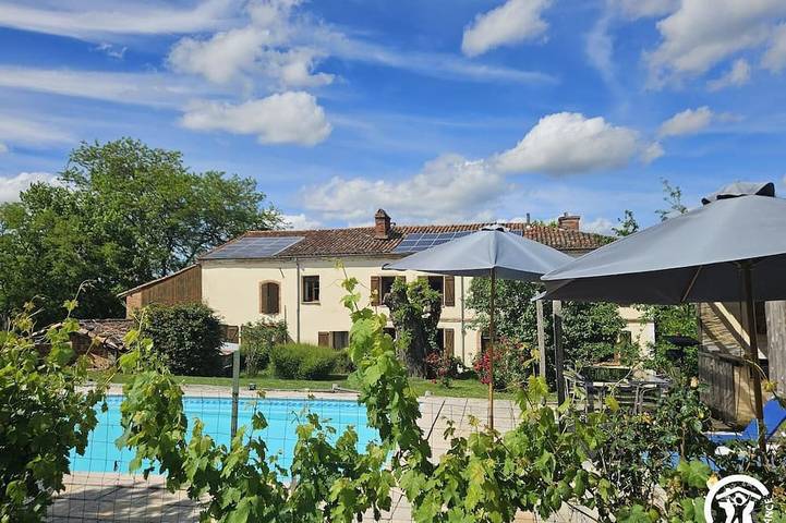 Location de vacances pour 12 personnes, avec Jardin et Piscine dans Montvalen