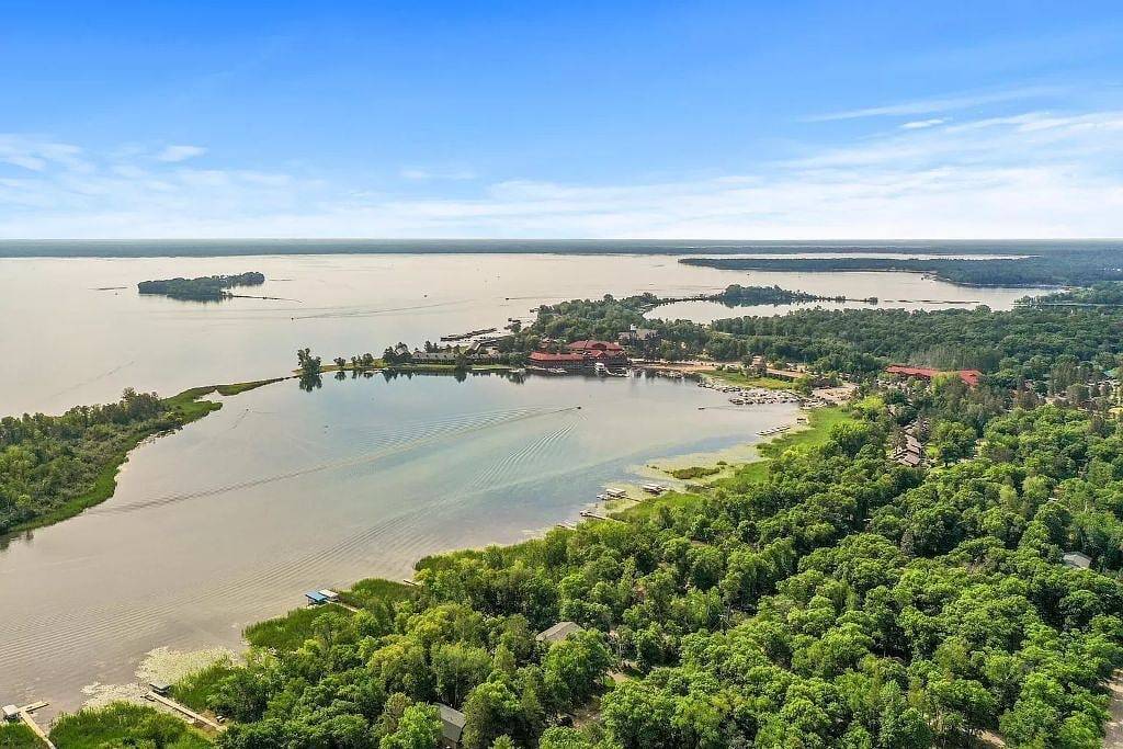 Exceptional property on Pelican Lake! Short walk to Breezy Resort, beaches, park in Breezy Point, Crow Wing County