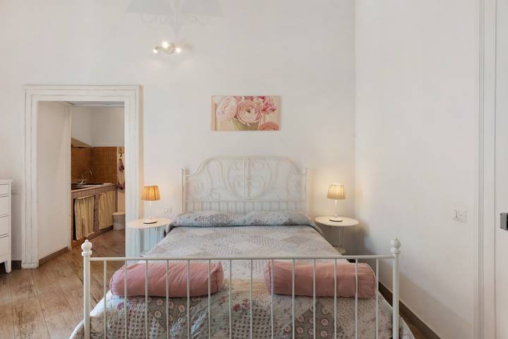 Apartment 'Romantico Vicino Al Duomo' with Wi-Fi and Air Conditioning in Naples, Naples Province