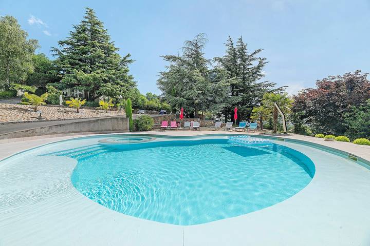 Chalet für 4 Personen, mit Kinderpool und Garten, kinderfreundlich