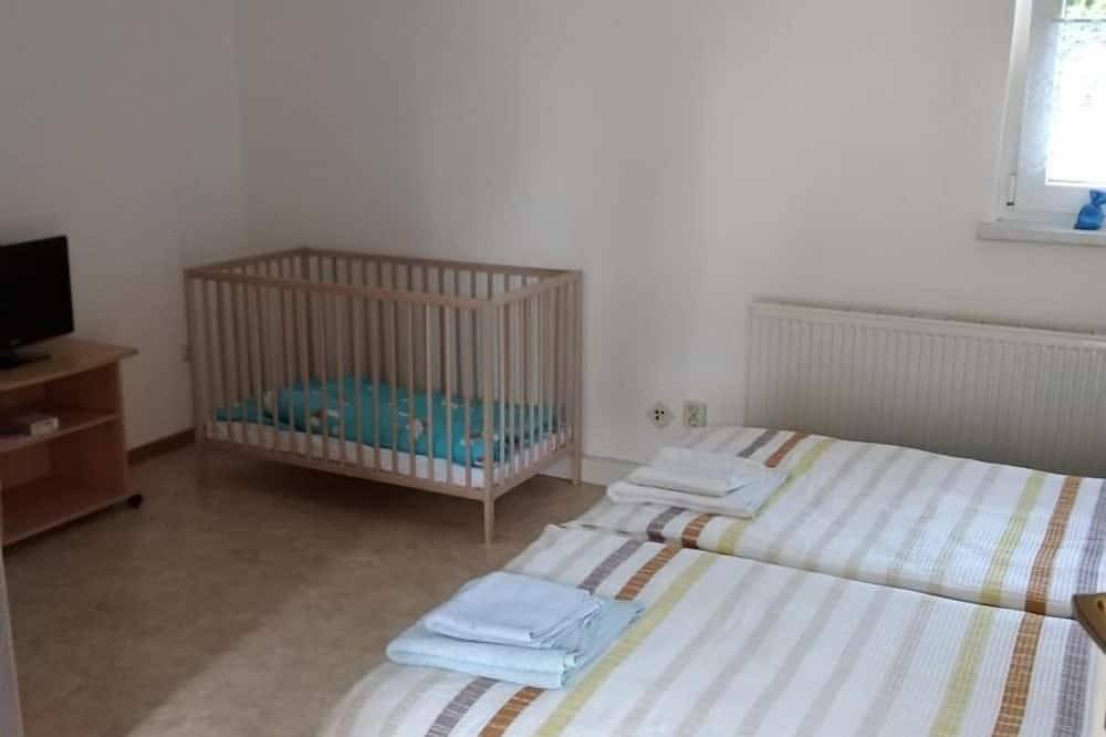 Ganze Wohnung, Die Wohnung verfügt auf Ihren ca. 40 qm Wohnfläche über ein Schlafzimmer mit Doppelbett und eigenem Bad sowie einem weiteren Zimmer mit einer Küchenzeile. in Gräfenhainichen, Dessau-Wörlitzer Gartenreich