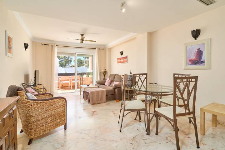 Ganze Wohnung, Ferienwohnung 'Ibn Sadi' mit Gemeinschaftspool, Wi-Fi und Klimaanlage in Playa de Burriana, Nerja