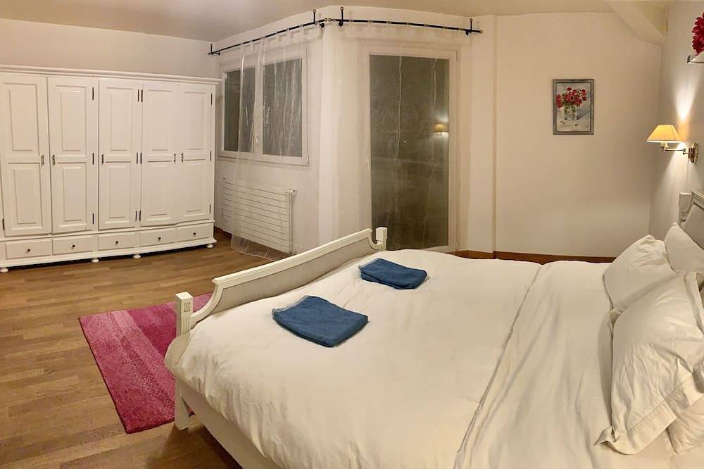 5 Bed Villa + Studio w/ View, and Beautiful Pool! in Divonne-les-Bains, Gex
