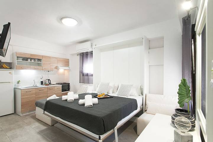 Entire apartment, Bohemian Townhouse Ground Floor Skiathos in Sporades
