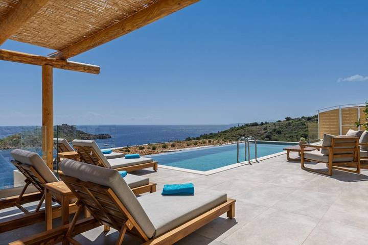 Διαμερίσματα διακοπών για 6 άτομα, με Ταράτσα και Πισίνα καθώς και Θέα στον Άγιο Νικόλαο Ζακύνθου