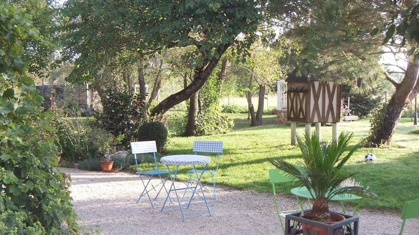 Location de vacances pour 2 personnes, avec vue et jardin ainsi que terrasse et piscine à Montauban - 4