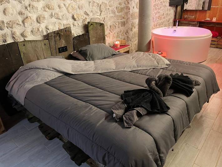 Gîte pour 2 personnes, avec jardin et jacuzzi à Satillieu