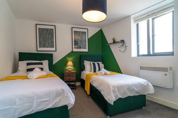 Entire apartment, Luxury 2Br Apartment | Balcony | Free Parking | 5min to Docks | Sleeps 6 in Gloucester (UK), Gloucestershire