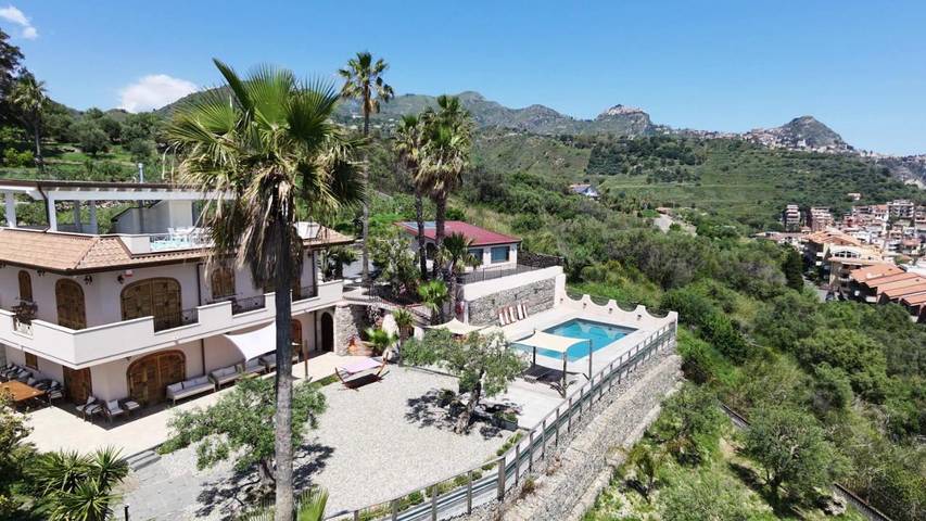 Villa für 14 Personen, mit Balkon und Terrasse sowie Garten und Pool in Giardini-Naxos