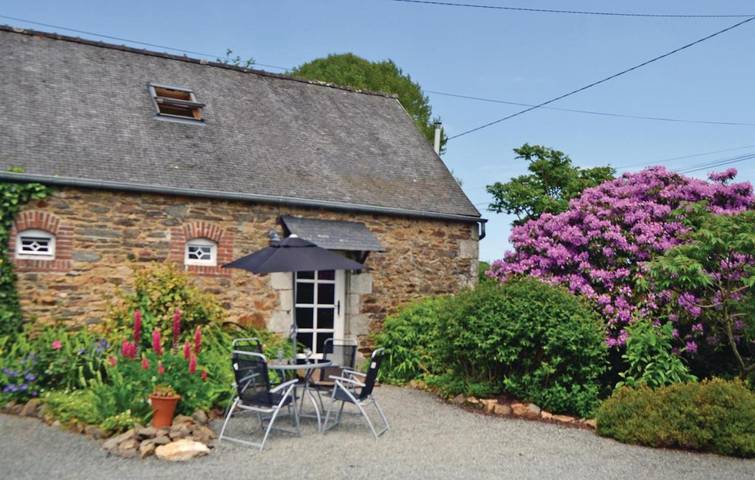 Location de vacances pour 4 personnes, avec Jacuzzi ainsi que Jardin et Piscine à Callac