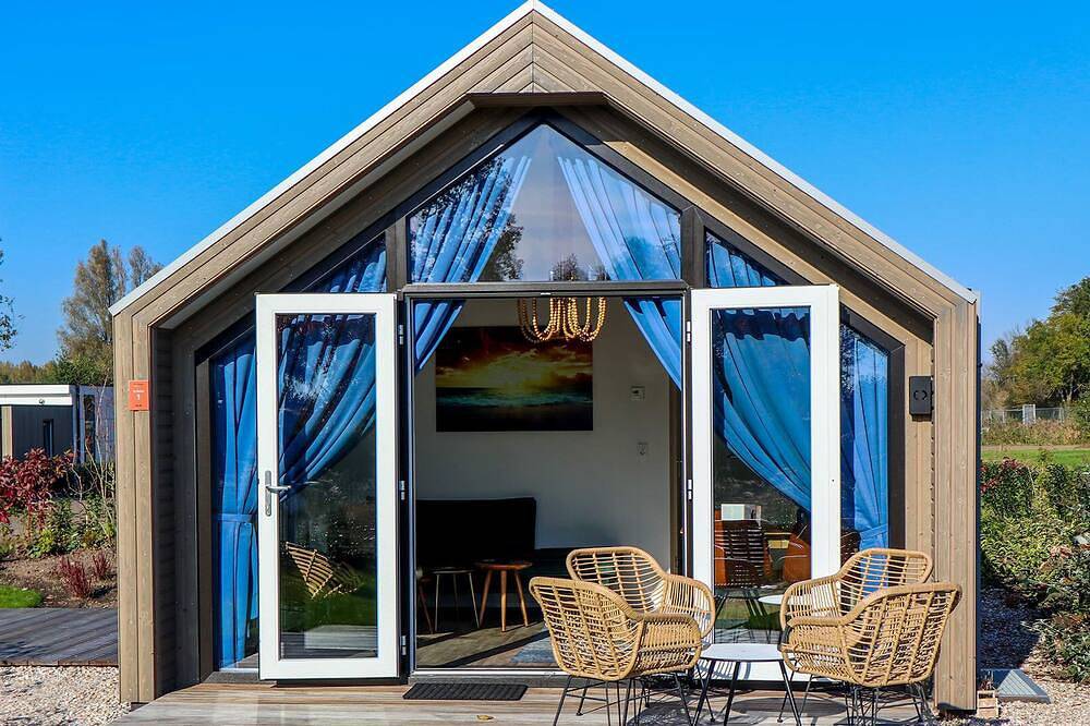 Chalet with 2 bedrooms and a terrace in IJssel