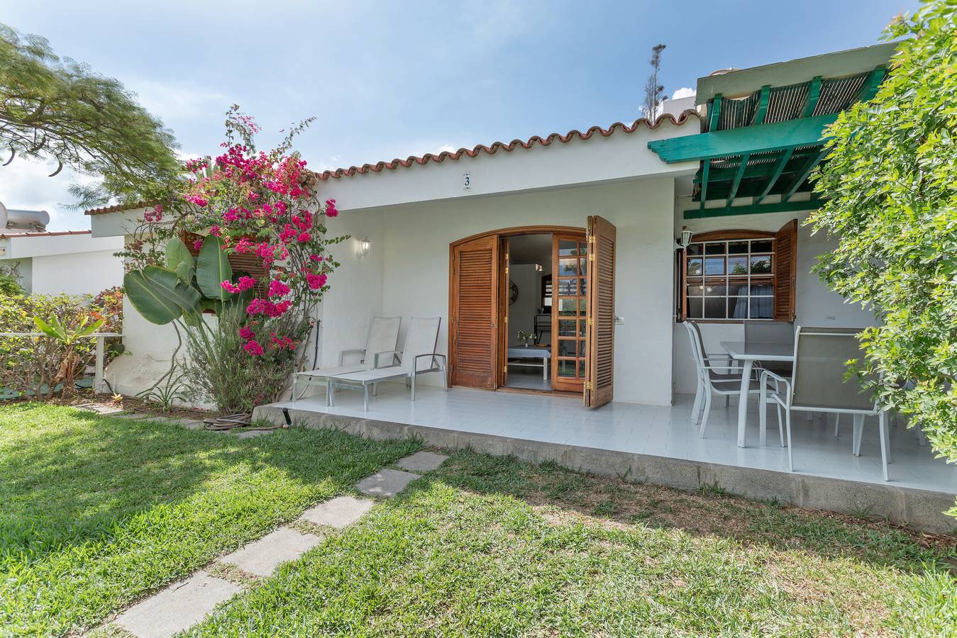 Casa Vacacional 'Maravilloso Bungalow en Maspalomas' con Piscina Compartida, Terraza Privada y Wi-Fi in Campo Internacional, San Bartolomé de Tirajana