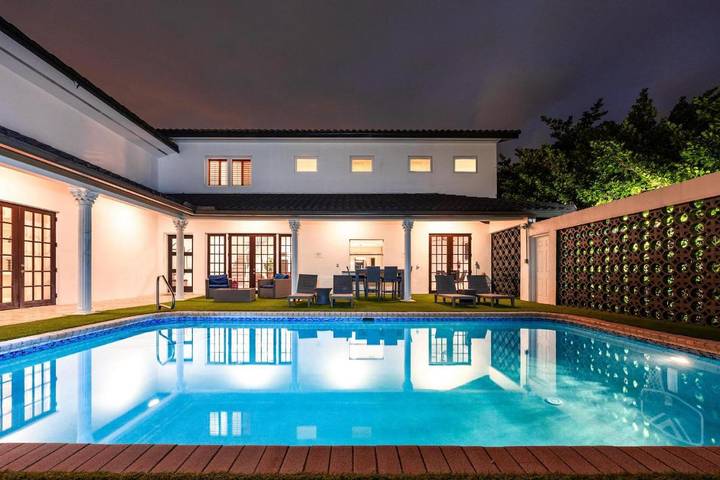 Apartamento para 14 personas, con jacuzzi, Se admiten mascotas en Coral Gables