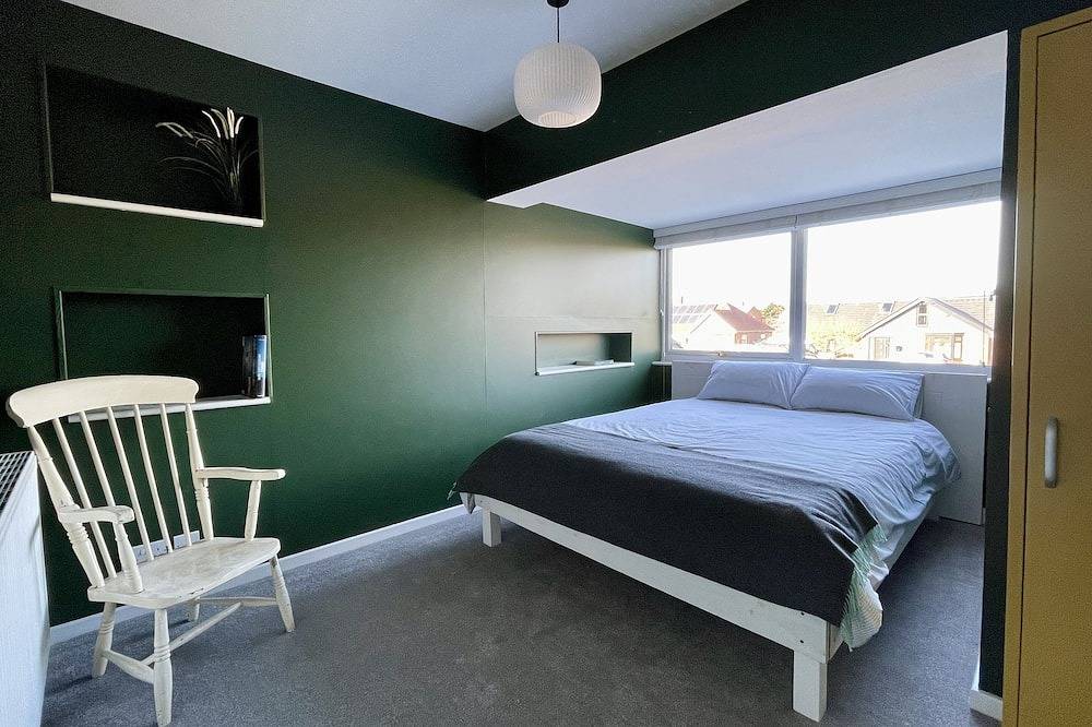 Island House is a spacious 4 bedroom detached house in Mersea Island, Colchester