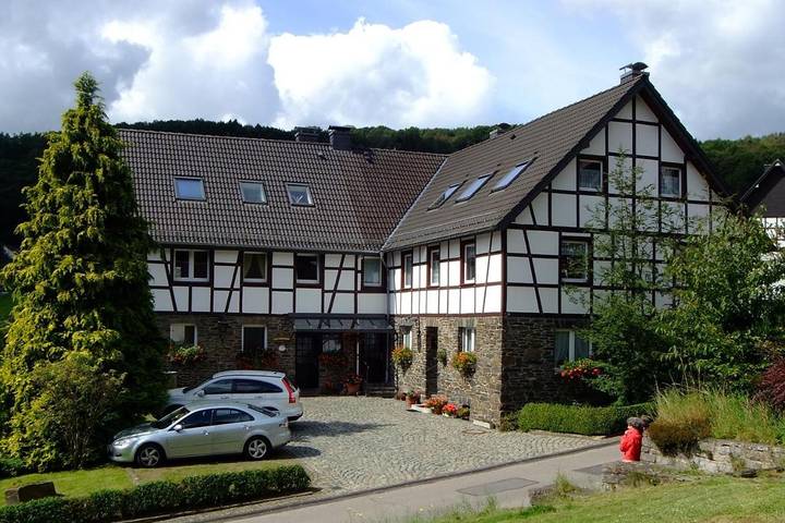 Ferienwohnung für 2 Personen, mit Terrasse und Garten sowie Seeblick und Ausblick in Rurberg