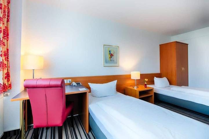 Stylish Budget Retreat! Twin Room | Near Stuttgart Attractions | Pets Welcome in Stuttgart, Stuttgart Region