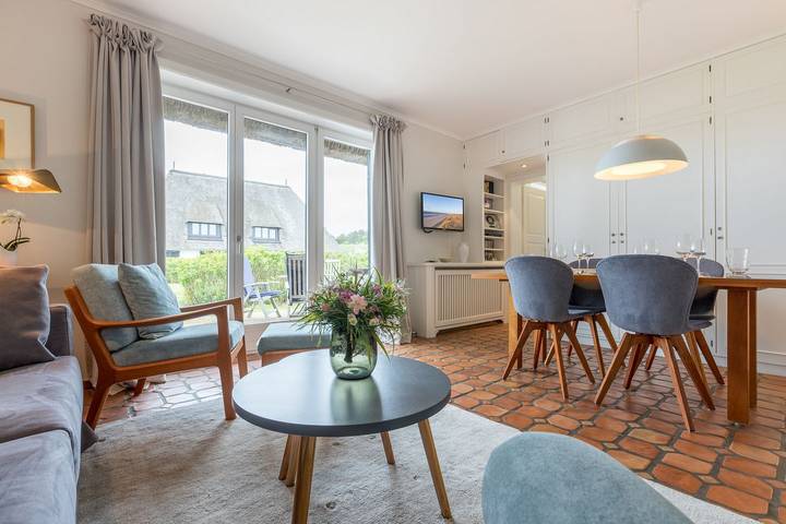 Ganze Wohnung, Idyllisch hinter den Dünen gelegenes 3-Raum-Appartement unter Reet. in Wenningstedt, Sylt
