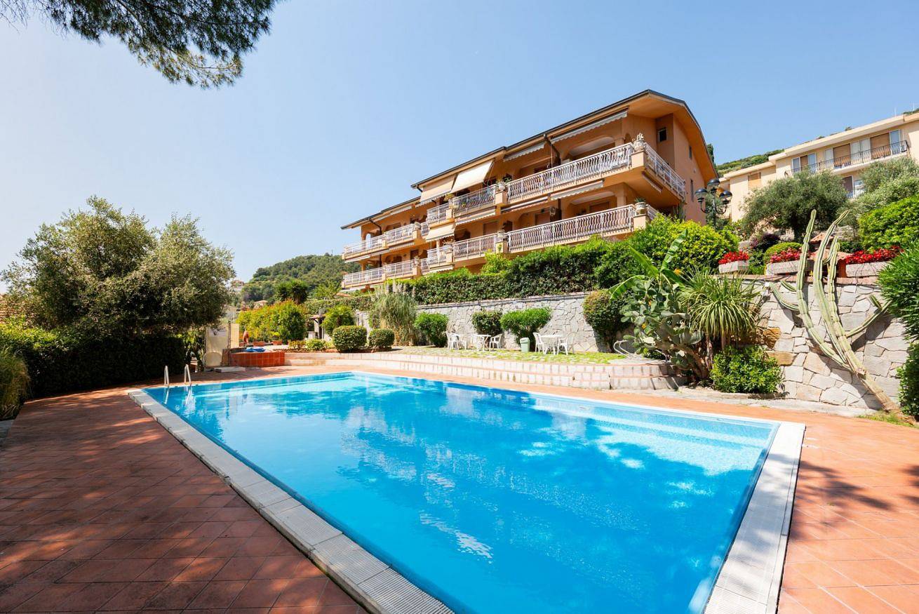 Geheel appartement, Vakantieappartement voor 4 personen met zwembad in Bordighera, Riviera di Ponente