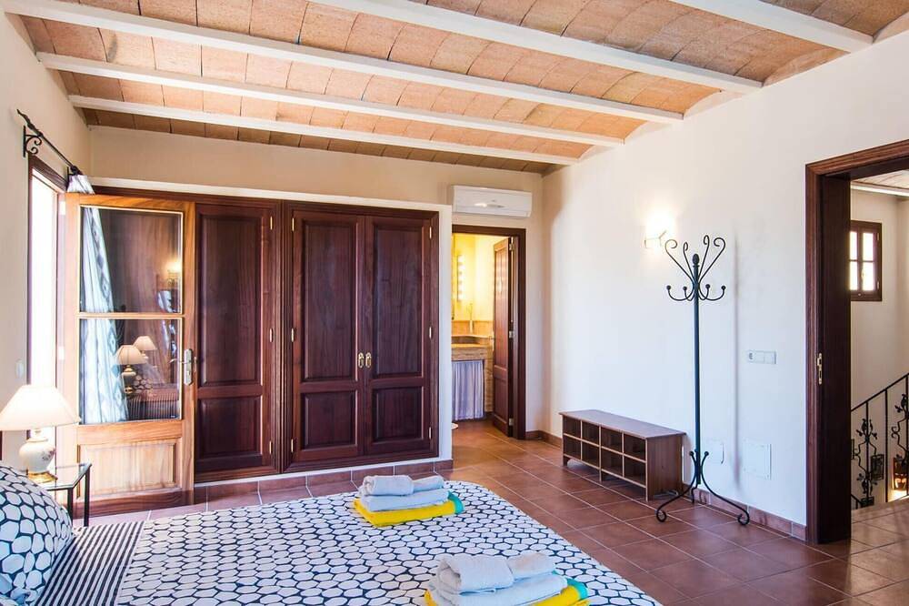 Nice home in Moscari with private swimming pool, can be inside or outside in Moscari, Selva