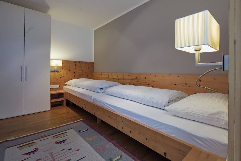 Ganze Wohnung, Apartments Schwarzlehen Idyllische Auszeit mit Bio-Pool inmitten grüner Natur in Tschirland, Naturns