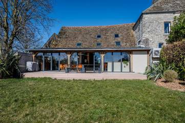 Gîte pour 13 personnes, avec terrasse et jardin à Gressey