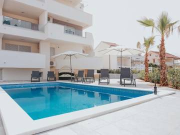 Ferienhaus für 20 Personen, mit Pool und Garten in Novalja