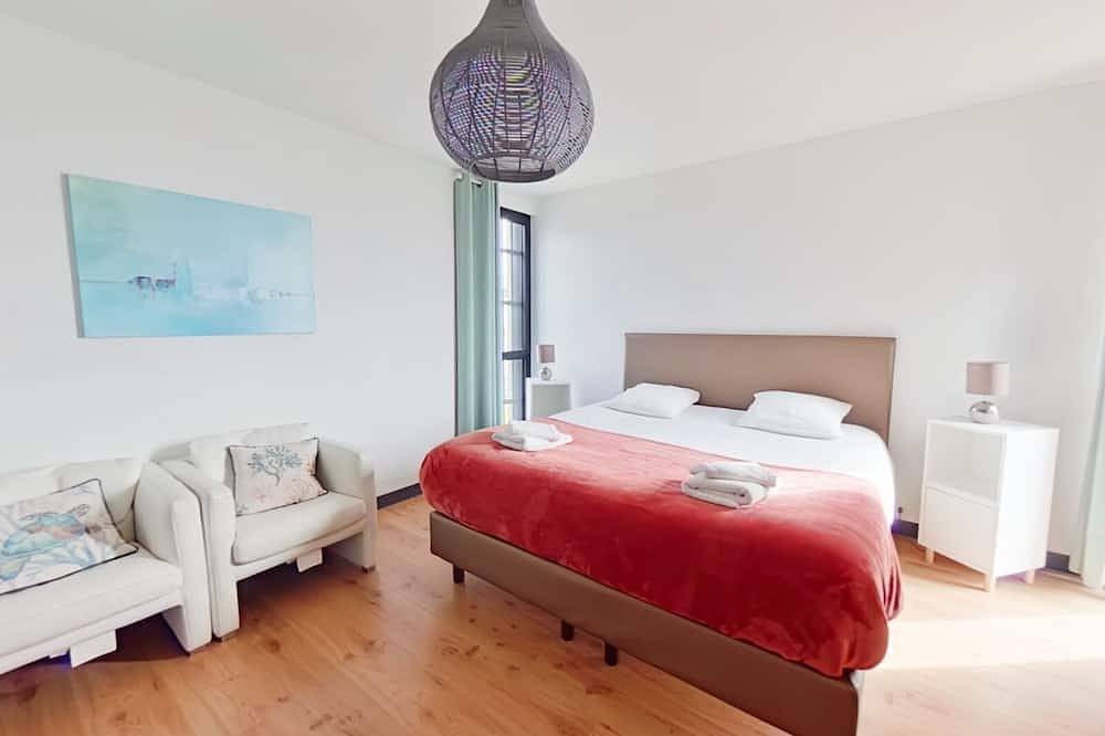 4 star architect villa with Pool, direct access to the beach  in Santec, Ceinture Dorée