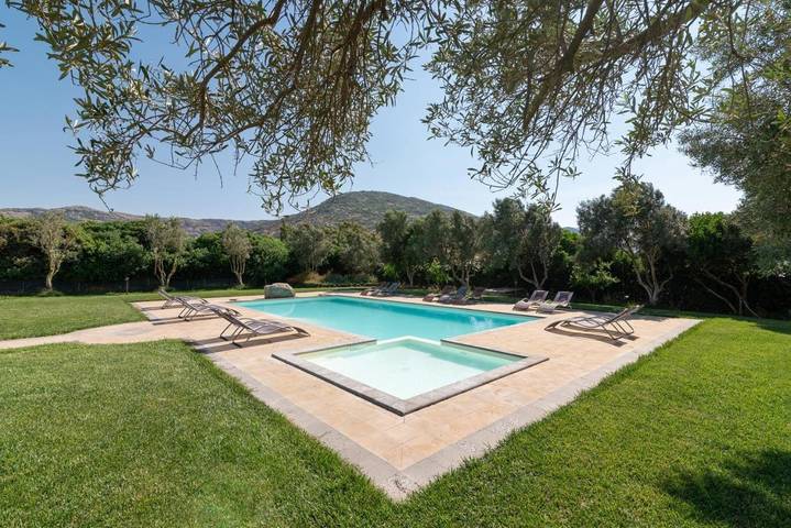 Location de vacances pour 2 personnes, avec Terrasse et Jardin ainsi que Piscine et Vue à Guspini
