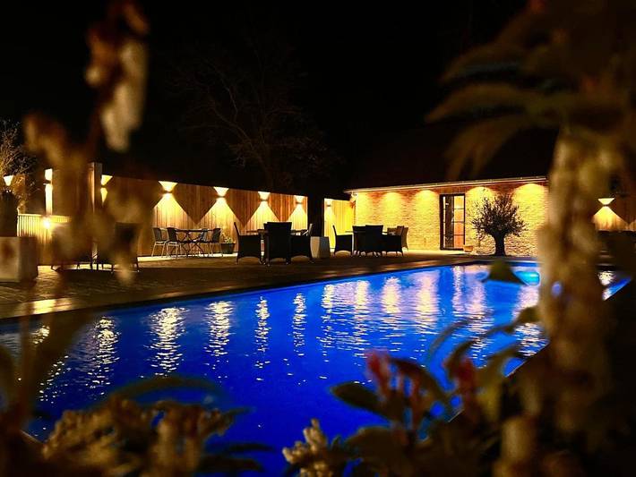 Hotel voor 2 personen, with zwembad and uitzicht as well as terras and tuin in Heuvelland