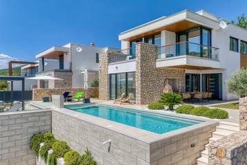 Villa für 8 Personen, mit Balkon und Pool, kinderfreundlich in Crikvenica