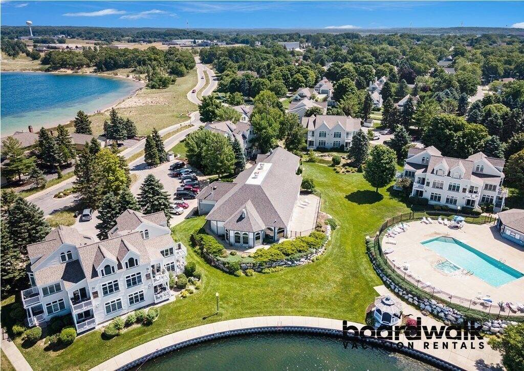 Ganze Wohnung, Neu für 2020 - Zweite Etage Lakeview Condo in Manistee, Manistee County