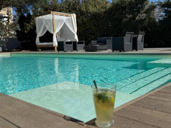 Location de vacances pour 8 personnes, avec vue ainsi que piscine et terrasse, animaux acceptés à Peyriac-Minervois