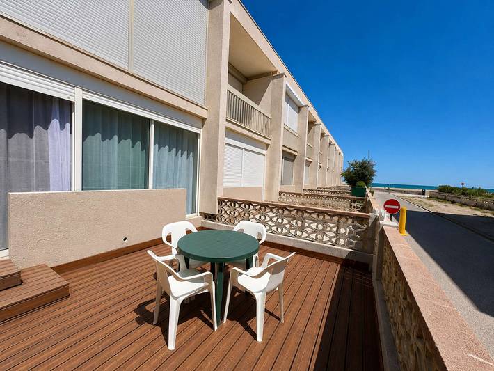 Ganze Wohnung, Erdgeschoss T2-Wohnung mit Terrasse, 500m vom Zentrum Port-la-Nouvelle, Parkplatz und Haustiere in Port-la-Nouvelle, Mittelmeerküste (Frankreich)