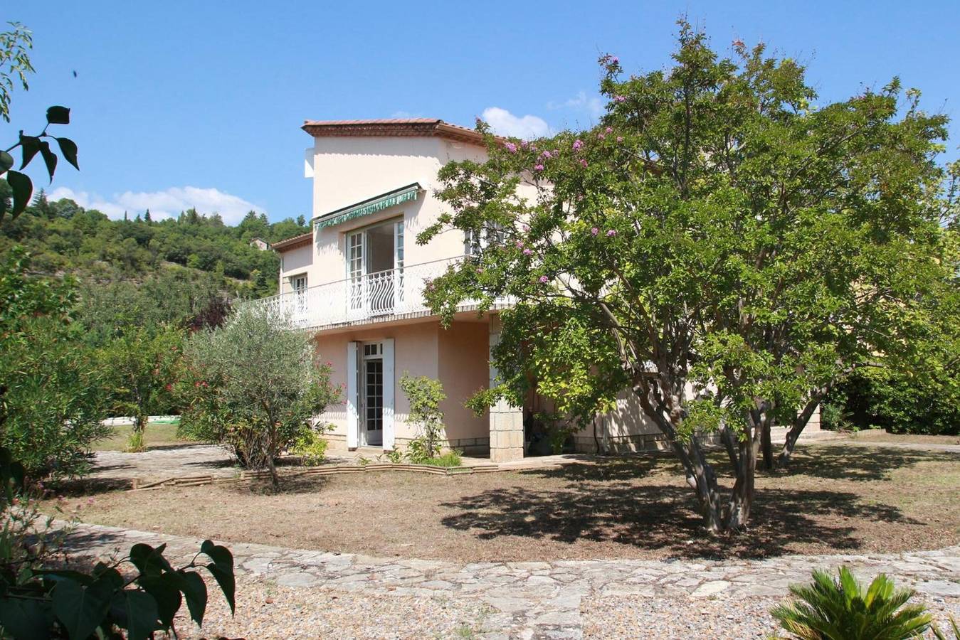Appartement entier, Appartement "Loudéro" avec piscine partagée, terrasse privée et Wi-Fi in Bédarieux, Région de Béziers