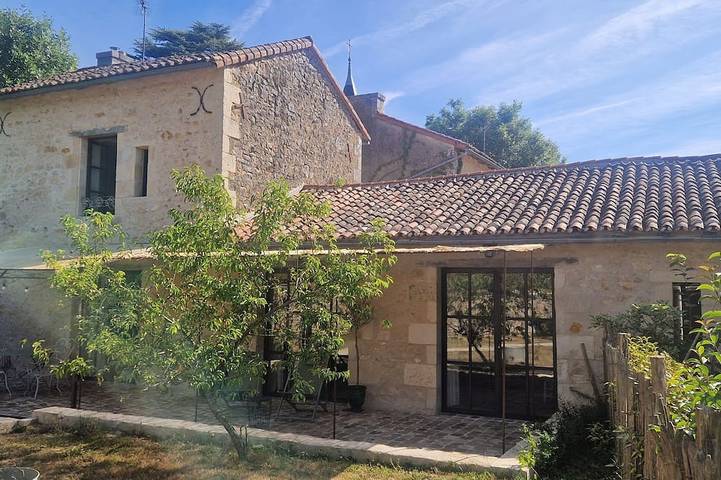 Gîte pour 4 personnes, avec jardin à Bignoux