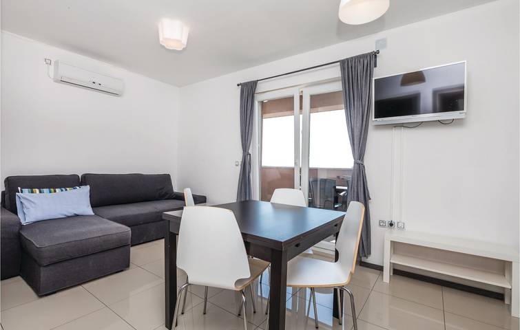 Ganze Ferienwohnung, Apartment mit Meerblick, Terrasse, Parkplatz und WLAN, 700 m vom Strand entfernt in Mandre, Pag