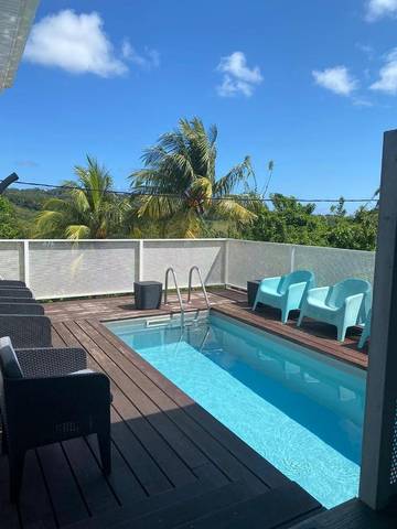 Gîte pour 6 personnes, avec jacuzzi ainsi que piscine et jardin à Le François