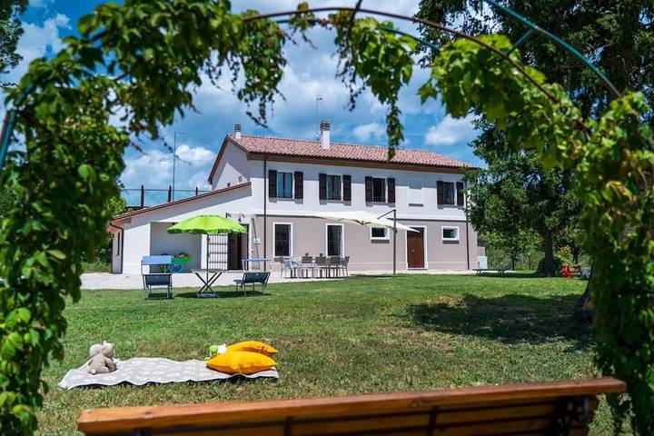 Gîte pour 11 personnes, avec Balcon ainsi que Terrasse et Jardin à Pesaro