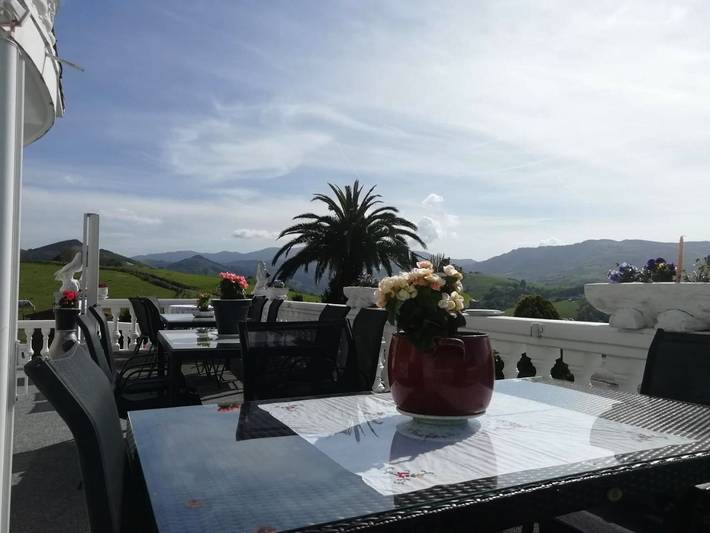 Casa de familia para 2 personas, con jardín y vistas en Aya - 2