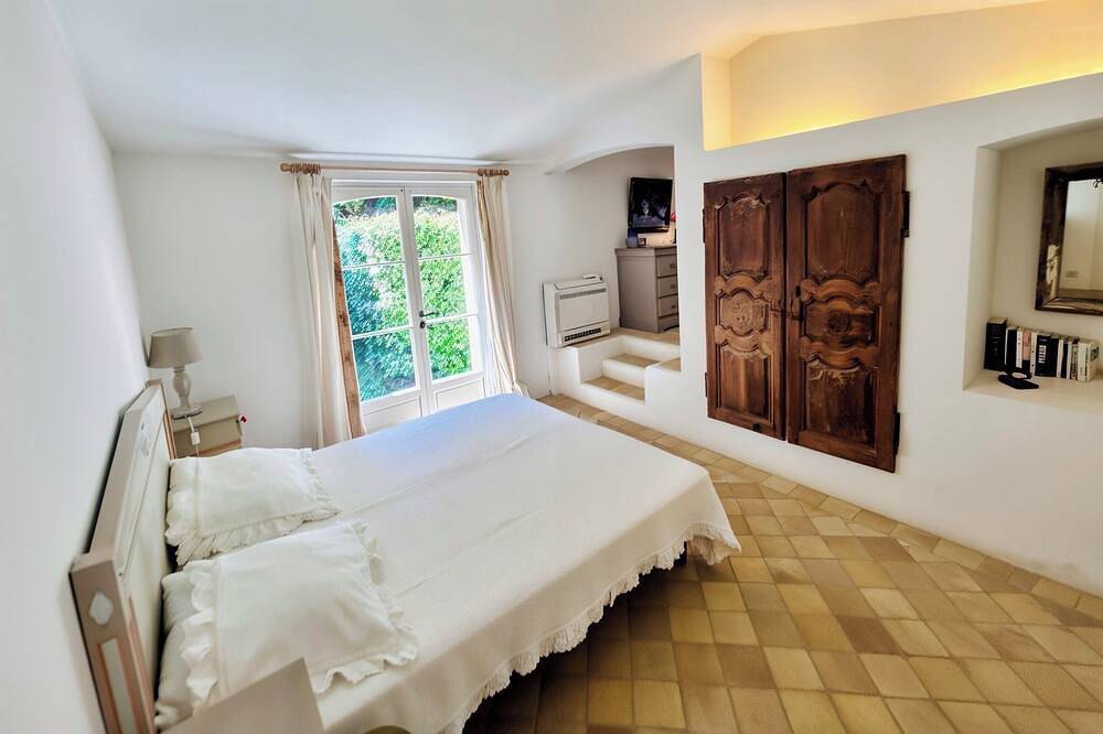 Cap Benat charme unique,piscine chauffable , accès plage 200 m. 5 ch 5s d.classé in Cap Bénat, Bormes-les-Mimosas