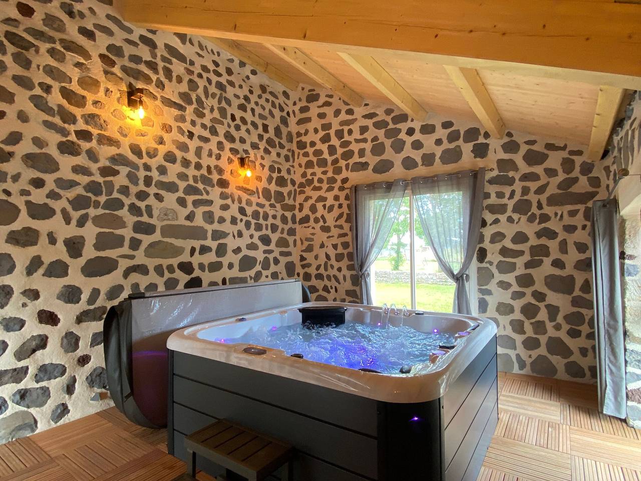 Escápate a la naturaleza: Casa moderna y espaciosa con spa en pueblo pintoresco in Arlempdes, Alto Loira