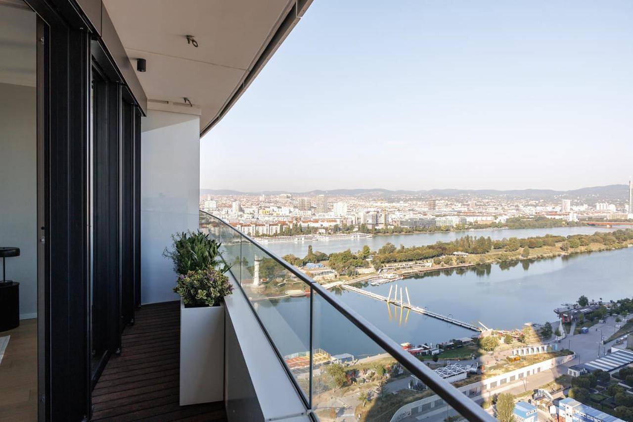 Ganze Wohnung, Skyline Suite - Danube-View Balcony & Pool in Wien, Donau Niederösterreich