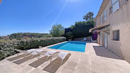 Cottage pour 8 personnes, avec jardin ainsi que piscine et terrasse, adapté aux familles dans Golf Bluegreen Sainte-Maxime