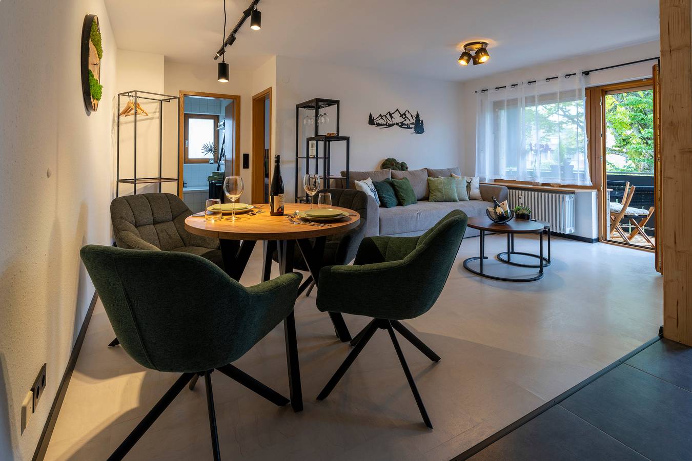 Ganze Ferienwohnung, Wäldernestchen - zentral - Natur pur - Tiefgarage - Balkon - modernes 2 Zimmer Appartement in Lenzkirch, Südschwarzwald